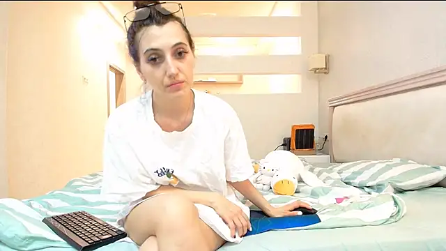 Snapshot of Iren chatting on February 3, 3:37 am Iren online show from February 3, 3:37 am