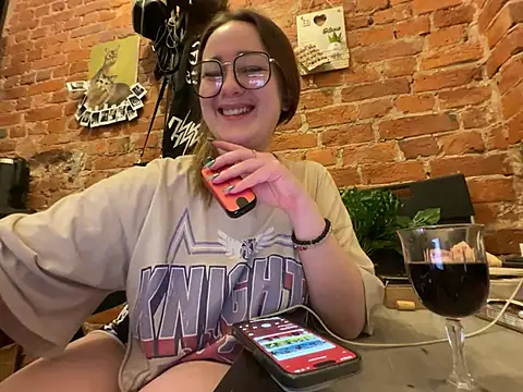 Snapshot of Emma_B1uem chatting on December 12, 12:59 am Emma B1uem online show from December 12, 12:59 am