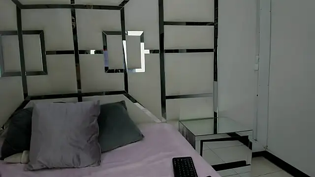 Snapshot of Criistaal_ chatting on March 24, 4:17 am Criistaal online show from March 24, 4:17 am