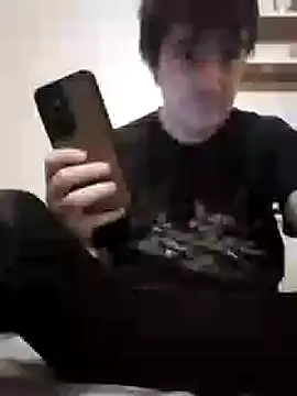 Snapshot of Loveme1902 chatting on December 16, 8:41 am Loveme1902 online show from December 16, 8:41 am