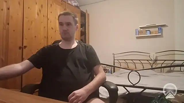 Snapshot of Loveme1902 chatting on April 16, 8:15 am Loveme1902 online show from April 16, 8:15 am