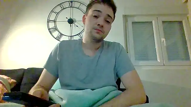 Snapshot of zxzzz29 chatting on December 4, 7:28 am zxzzz29 online show from December 4, 7:28 am