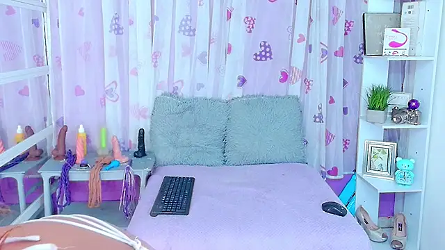 Snapshot of DevoniCollins chatting on February 4, 8:06 pm DevoniCollins online show from February 4, 8:06 pm