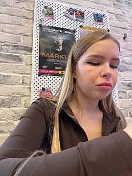 Snapshot of mur_girl chatting on October 31, 9:43 am mur girl online show from October 31, 9:43 am