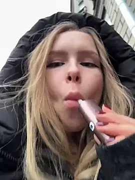 Snapshot of mur_girl chatting on November 28, 12:19 pm mur girl online show from November 28, 12:19 pm