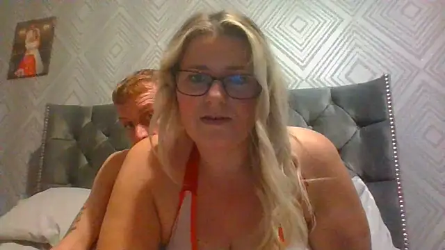 Snapshot of SweetXCandyX chatting on November 6, 11:22 am SweetXCandyX online show from November 6, 11:22 am