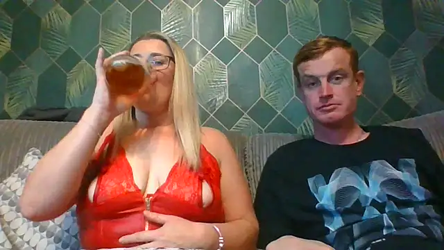 Snapshot of SweetXCandyX chatting on November 28, 7:27 pm SweetXCandyX online show from November 28, 7:27 pm