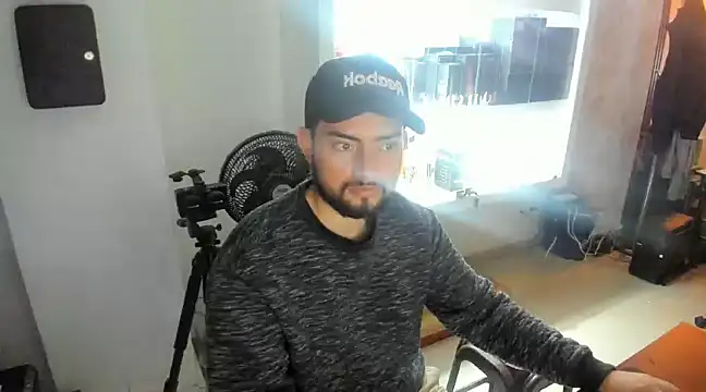 Snapshot of Leandro_GB chatting on February 10, 2:05 pm Leandro GB online show from February 10, 2:05 pm