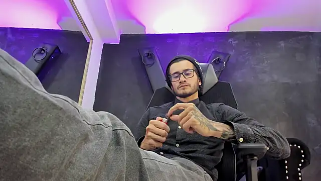 Loggan donnelly online show from October 8, 9:01 pm