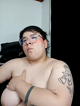 Snapshot of amalia_love chatting on December 13, 5:49 am amalia love online show from December 13, 5:49 am