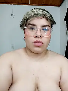 Snapshot of amalia_love chatting on January 4, 6:52 am amalia love online show from January 4, 6:52 am