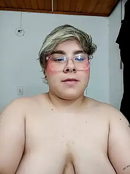 Snapshot of amalia_love chatting on January 5, 10:21 am amalia love online show from January 5, 10:21 am