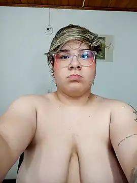 Snapshot of amalia_love chatting on February 2, 6:26 am amalia love online show from February 2, 6:26 am