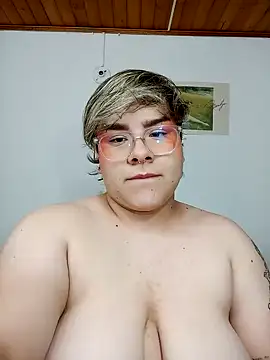 Snapshot of amalia_love chatting on February 8, 12:38 am amalia love online show from February 8, 12:38 am