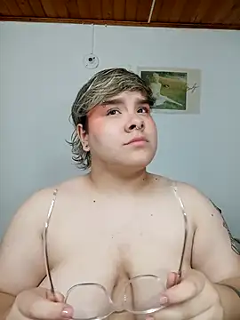 Snapshot of amalia_love chatting on February 22, 9:23 am amalia love online show from February 22, 9:23 am