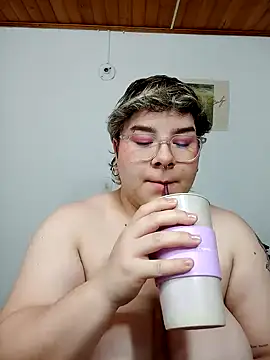 Snapshot of amalia_love chatting on March 23, 1:09 am amalia love online show from March 23, 1:09 am