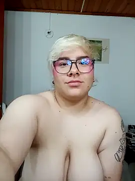 Snapshot of amalia_love chatting on October 4, 5:27 am amalia love online show from October 4, 5:27 am