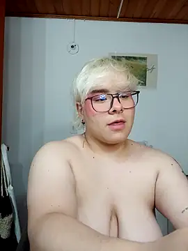 Snapshot of amalia_love chatting on October 9, 5:16 am amalia love online show from October 9, 5:16 am