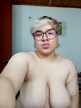 Snapshot of amalia_love chatting on November 7, 4:12 am amalia love online show from November 7, 4:12 am