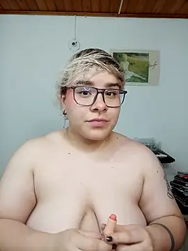 Snapshot of amalia_love chatting on November 9, 6:01 am amalia love online show from November 9, 6:01 am