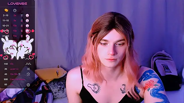 Snapshot of Alice_Hells chatting on October 19, 5:52 am Alice Hells online show from October 19, 5:52 am