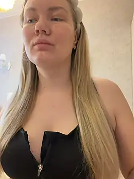 Snapshot of LianaCruz__ chatting on February 4, 4:51 am LianaCruz online show from February 4, 4:51 am