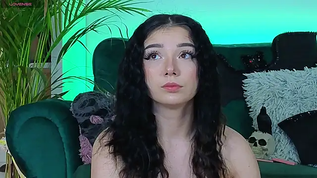 Snapshot of AveryWillow chatting on October 23, 3:28 am AveryWillow online show from October 23, 3:28 am