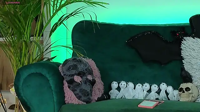 Snapshot of AveryWillow chatting on October 27, 4:49 am AveryWillow online show from October 27, 4:49 am