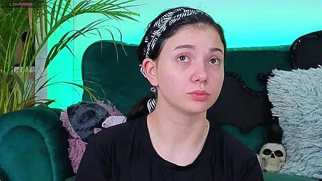 Snapshot of AveryWillow chatting on November 1, 4:58 am AveryWillow online show from November 1, 4:58 am