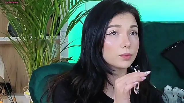 Snapshot of AveryWillow chatting on November 2, 7:55 am AveryWillow online show from November 2, 7:55 am