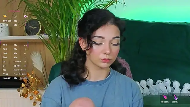 Snapshot of AveryWillow chatting on November 10, 6:12 am AveryWillow online show from November 10, 6:12 am