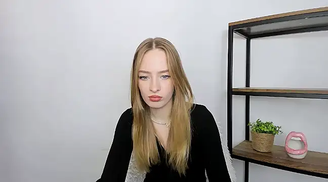 Snapshot of LilaGold chatting on December 3, 3:44 pm LilaGold online show from December 3, 3:44 pm