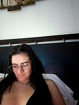 Hanna Kinsley online show from November 12, 8:30 pm