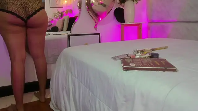 naomiii   online show from March 27, 11:43 am