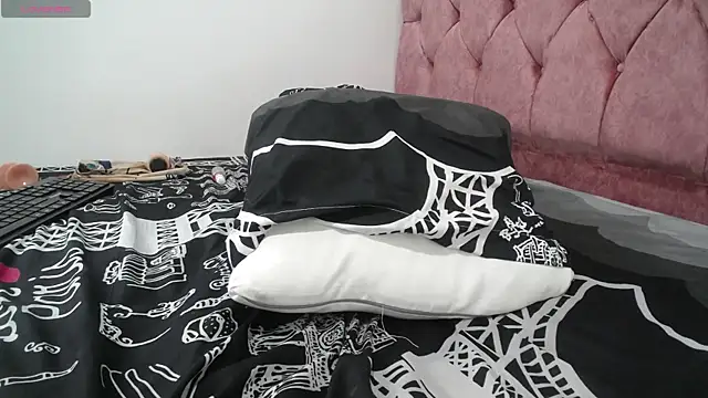 AMBER LOVE22 online show from January 4, 6:30 pm