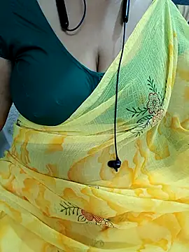 Snapshot of Yours_Radika chatting on February 20, 7:41 pm Yours Radika online show from February 20, 7:41 pm