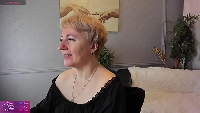 Snapshot of Nika_Smit chatting on December 22, 5:23 am Nika Smit online show from December 22, 5:23 am