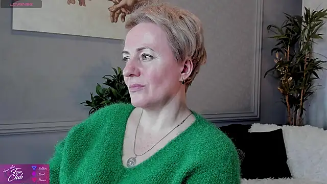 Snapshot of Nika_Smit chatting on February 7, 1:11 pm Nika Smit online show from February 7, 1:11 pm