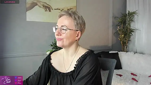 Snapshot of Nika_Smit chatting on February 14, 2:33 pm Nika Smit online show from February 14, 2:33 pm