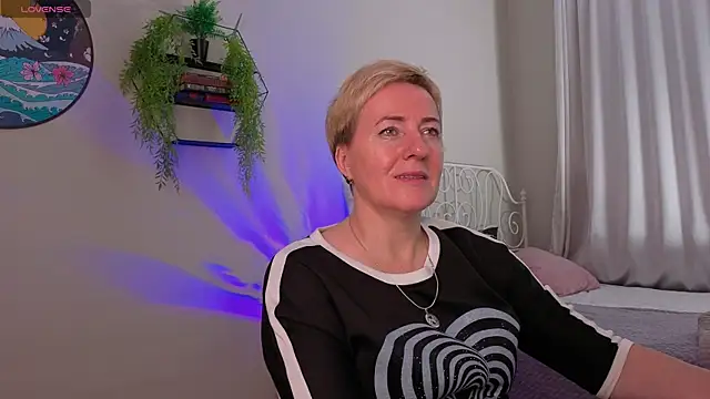 Snapshot of Nika_Smit chatting on November 8, 5:18 am Nika Smit online show from November 8, 5:18 am