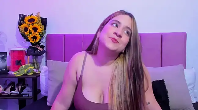 Snapshot of EmmyGray chatting on December 9, 7:39 am EmmyGray online show from December 9, 7:39 am