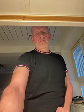 Snapshot of malematureisbest chatting on December 14, 3:39 pm malematureisbest online show from December 14, 3:39 pm