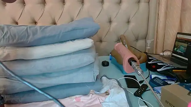 Snapshot of QUEENSHEBAxx01 chatting on June 20, 6:05 am QUEENSHEBAxx01 online show from June 20, 6:05 am