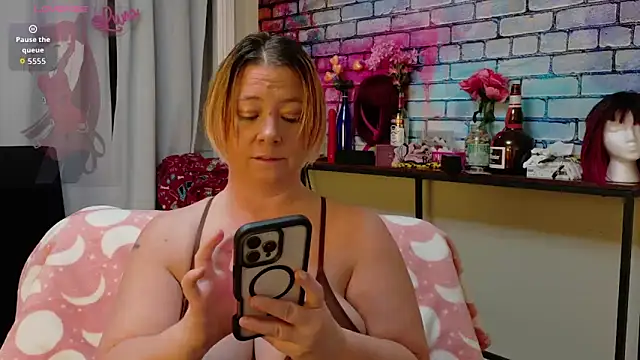 Snapshot of Luna1984 chatting on February 10, 7:40 pm Luna1984 online show from February 10, 7:40 pm