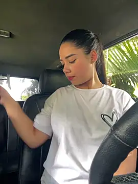 Snapshot of _Luana chatting on December 3, 5:33 pm Luana online show from December 3, 5:33 pm