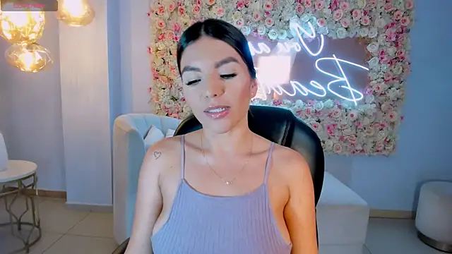 Snapshot of ValeriaRoldanX chatting on February 5, 3:23 am ValeriaRoldanX online show from February 5, 3:23 am