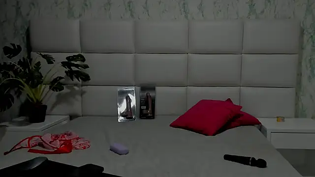 Snapshot of SLIM_PETITE_ chatting on March 1, 3:21 am SLIM PETITE online show from March 1, 3:21 am