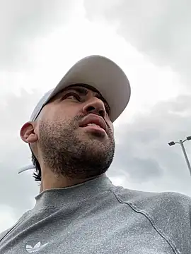 JuanZapata33 online show from December 21, 7:38 pm