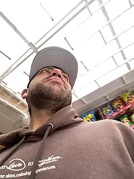 JuanZapata33 online show from February 3, 6:39 pm