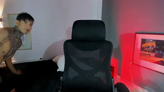 Travistanner 28 online show from November 26, 2:12 am